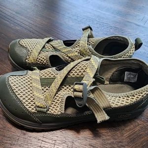 Boys Size 5 Chaco Close-Toed Water Shoes